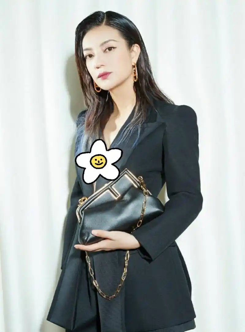 45岁赵薇新造型好魅惑!穿真空西装高级美艳,自曝劳累过度想休息