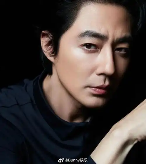 四十几岁的他五官精致,骨骼分明,依旧那么帅气!