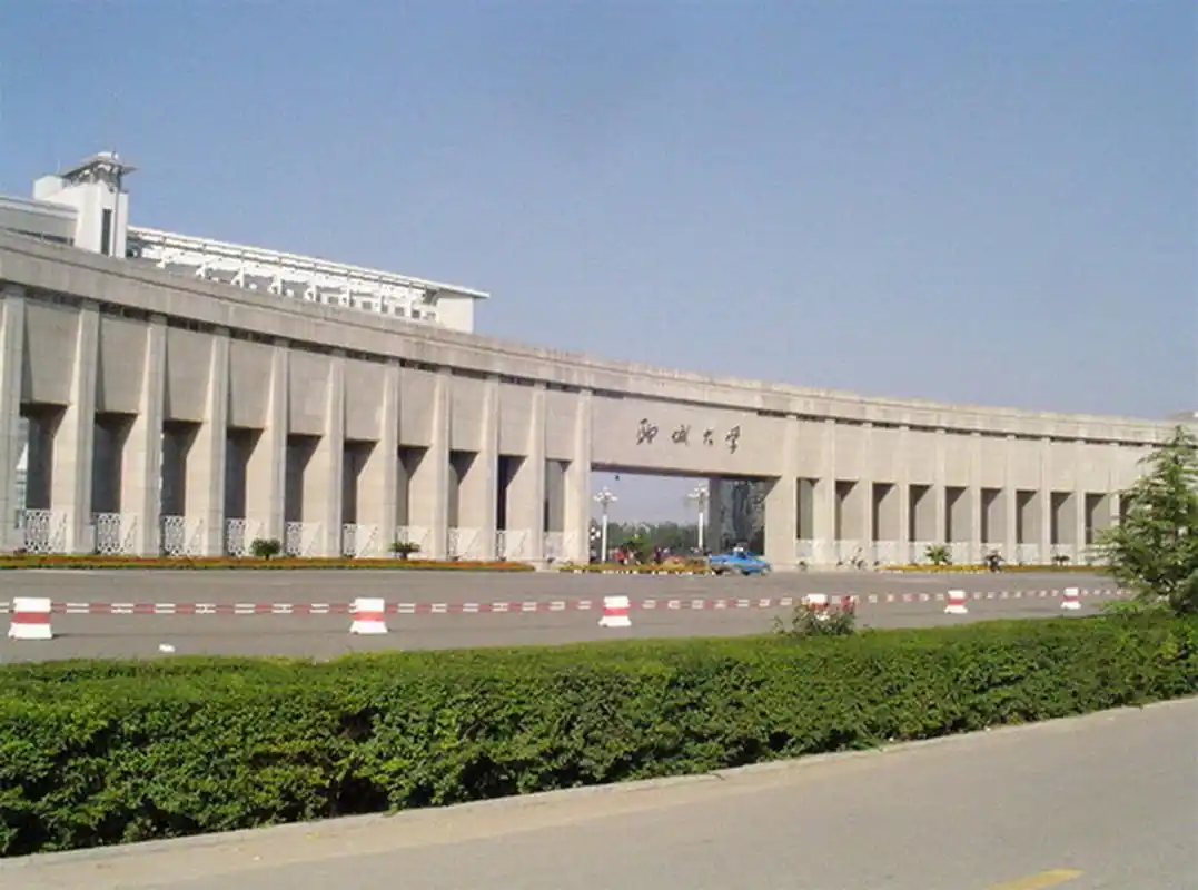 聊城大学的校门由56根石柱,27个门洞建造而成,长140多米,高10米,宽8米