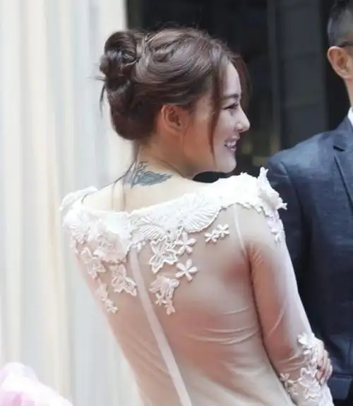 张馨予脖子上纹身引发热议,网友:明明是凤凰怎么可能是燕子