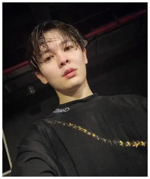 卫生间亲密照曝光,还被扒出甜蜜互动|尤长靖|王安妮|经纪人_新浪新闻