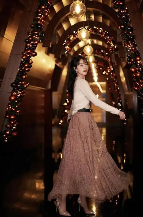 袁冰妍跨年造型灯泡亮眼黑色亮片裙分段透视轻熟风好俏丽