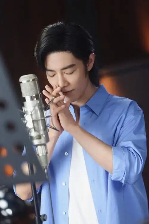 肖战献唱同路人#肖战同路人录音室花絮蓝色衬衫 狼尾帅气十足!