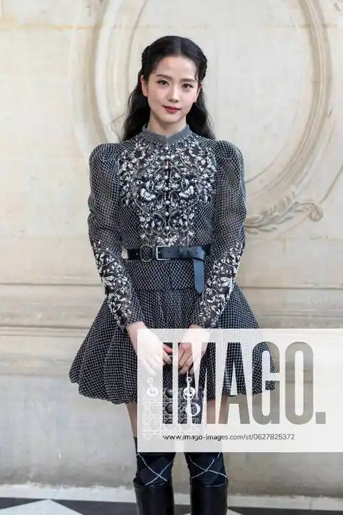 金智秀巴黎大秀造型