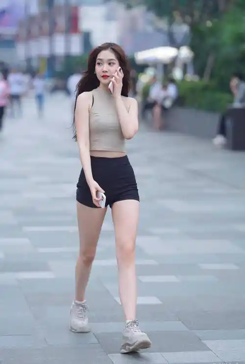 穿热裤的年轻女生,到底是时尚多一些,还是青春多一些呢_好身材_夏日里