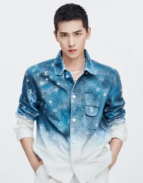 五官立体,真的好适合寸头帅疯了@杨洋