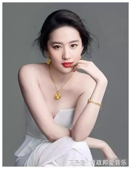 刘亦菲亮相新作首映,膀大腰圆,粗短大白腿,给内娱上了一课|古力娜扎