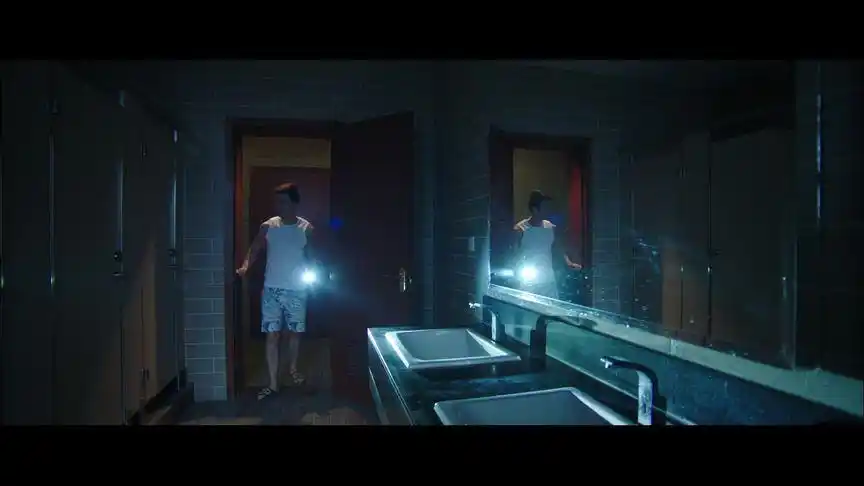 恐怖游泳馆:小伙听到声响,进厕所找人,却一个人也没有!