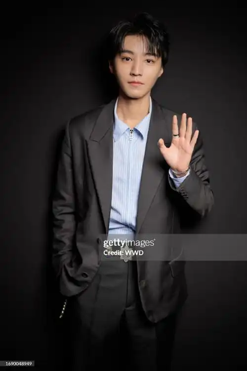 王俊凯 巴黎时装周##王俊凯黑色摩登西装