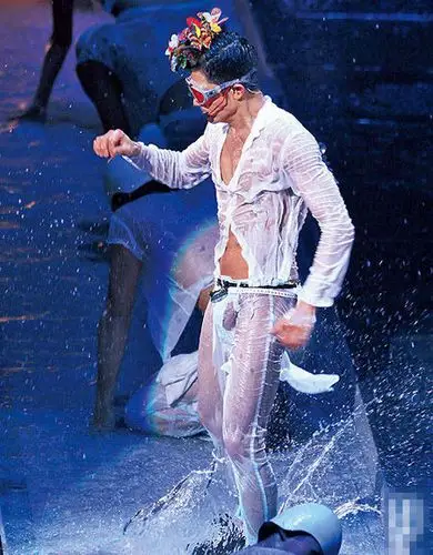 音乐天地 音乐要闻     郭富城在台湾小巨蛋举办演唱会,造型很酷.