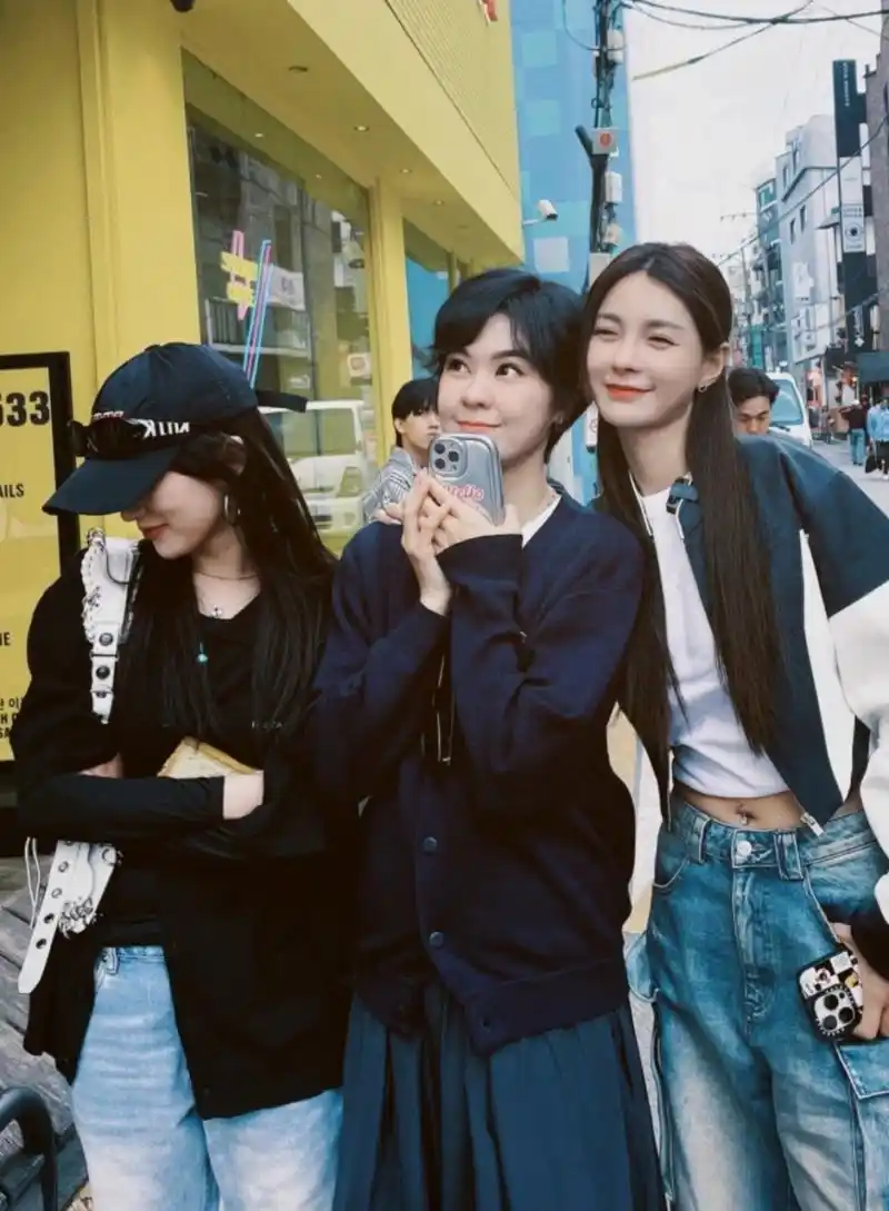 沈梦辰五一假期和闺蜜一同出游,合影里有孟佳郁可唯,都是录综艺结识的