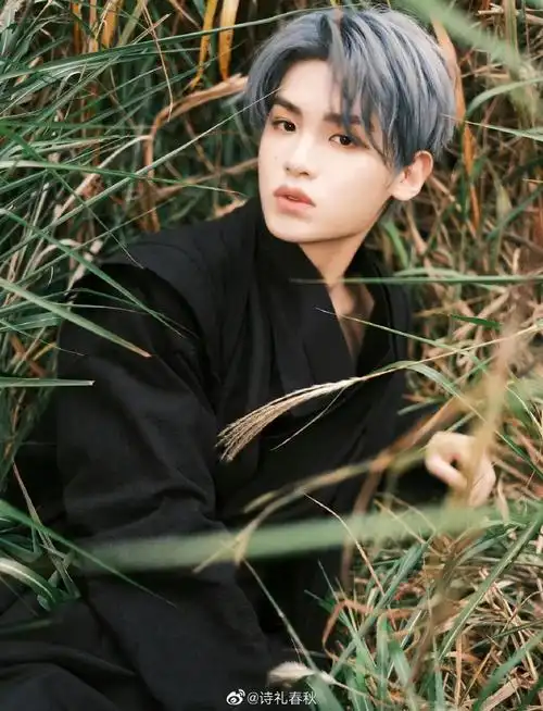 黄明昊着诗礼春秋棋纹系列交领中单拍摄时尚古风大片#新汉服美学#春秋