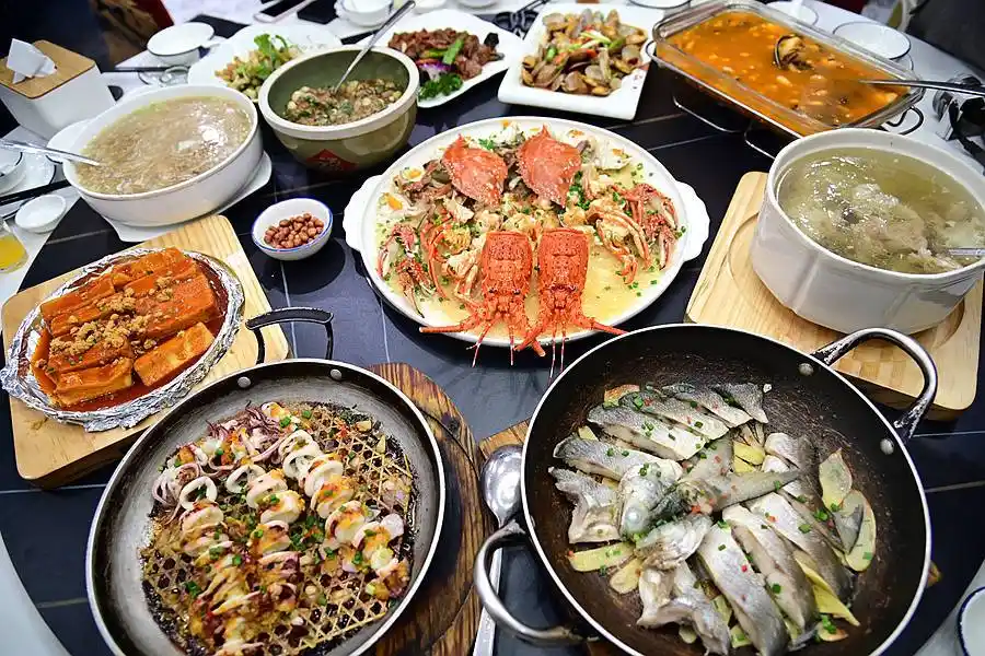 快过年了吃顿好的10人海鲜大餐不到2000龙虾螃蟹鲍鱼全都有