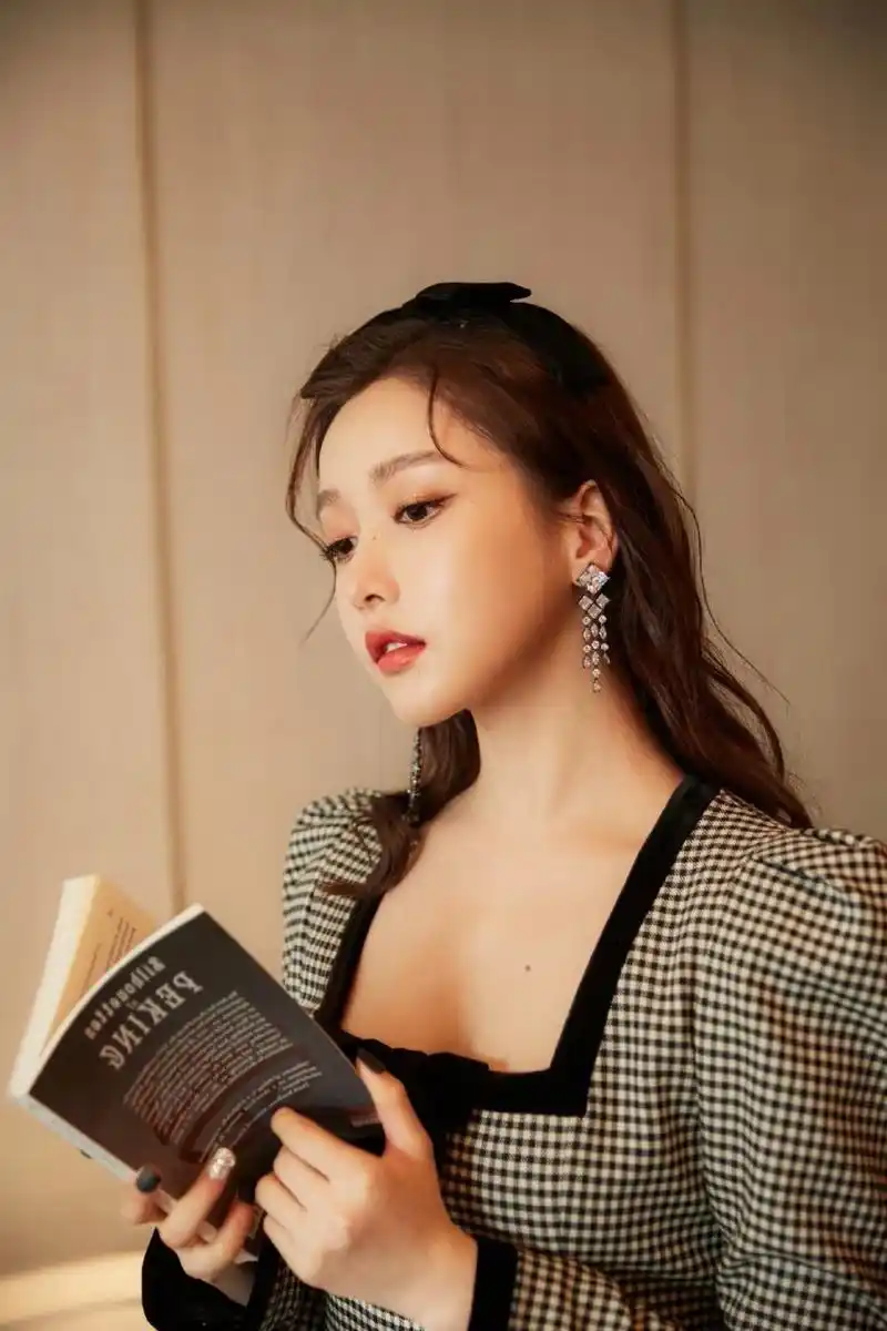 姜贞羽# 一袭复古公主裙,清纯甜美的容颜,婀娜多姿的曼妙身姿,妩媚