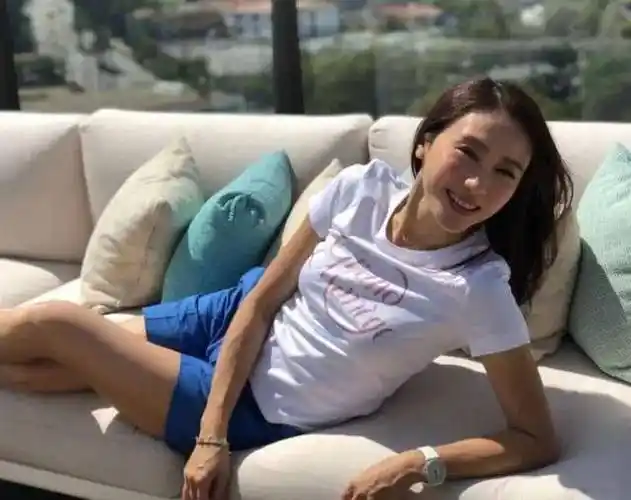 原创黎姿庆52岁晒生日照不修图就是保养很好的奶奶但还是很漂亮比同龄