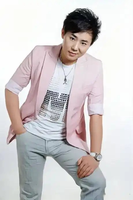 原创不直播不带货的歌手高安回应祁隆8万梗是故意踩低圈内艺人