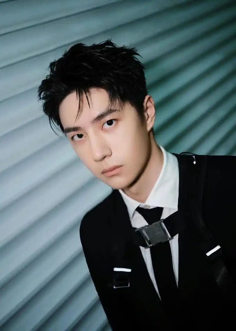 王一博西装背带造型高冷贵公子