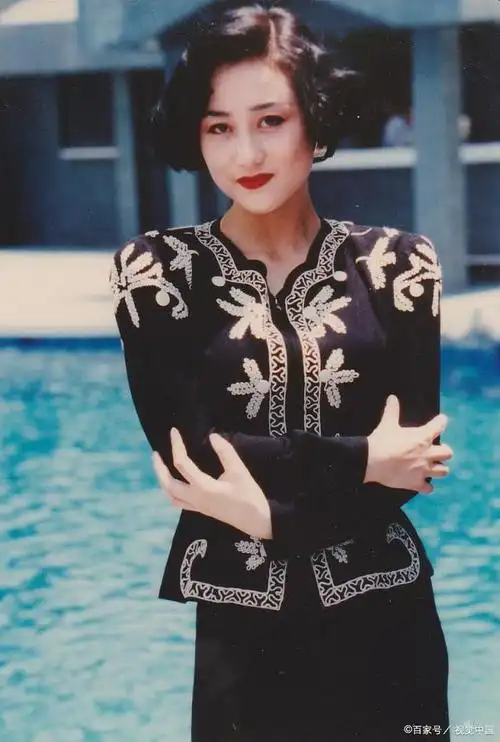 李连杰在晒出全家福时,第二任妻子利智罕见出镜,当年的亚姐如今也老了