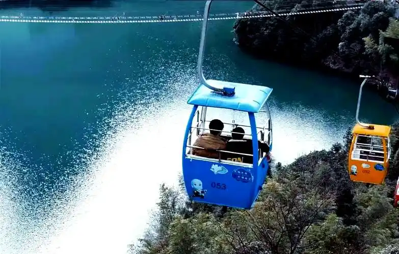 在秋日的清晨,乘坐缆车徐徐上升,大觉山的美景逐渐展开在眼前