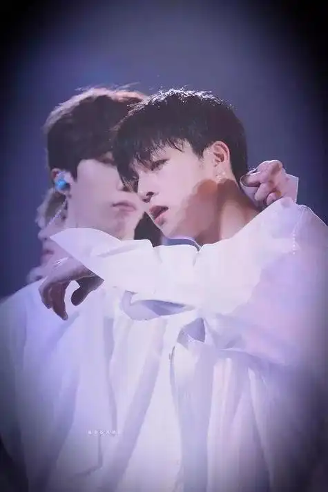 陈立农范丞丞互相擦汗太可爱黄明昊被教新站姿还喜欢王子式鞠躬