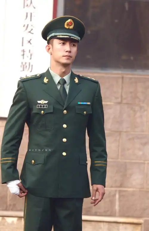 黄景瑜超话#很高兴yu见你#笔挺的军装下包裹着健硕的肌肉#黄景瑜1130