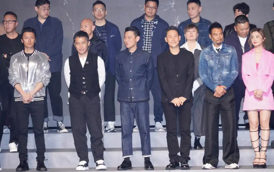 蔡卓妍晒与五大影帝同框照!成龙白色中山装显年轻,张学友坐姿抢镜