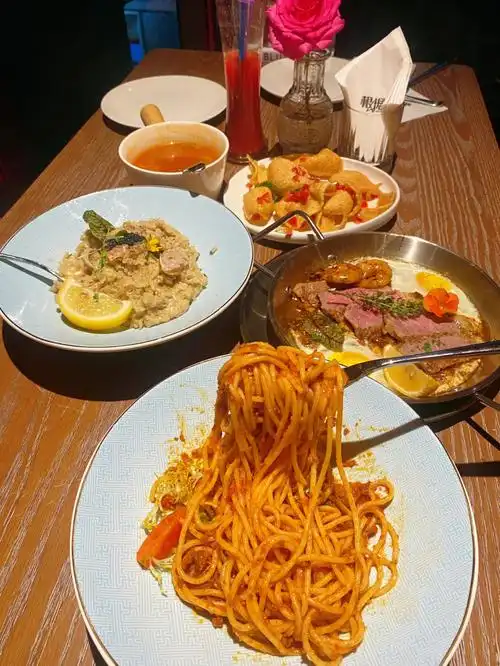 在酒吧吃西餐是什么体验