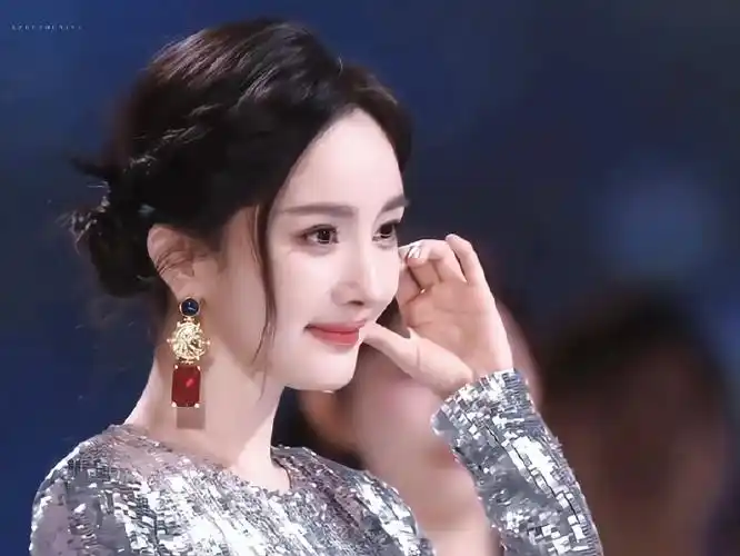 杨幂超话78#杨幂生图#公主比心