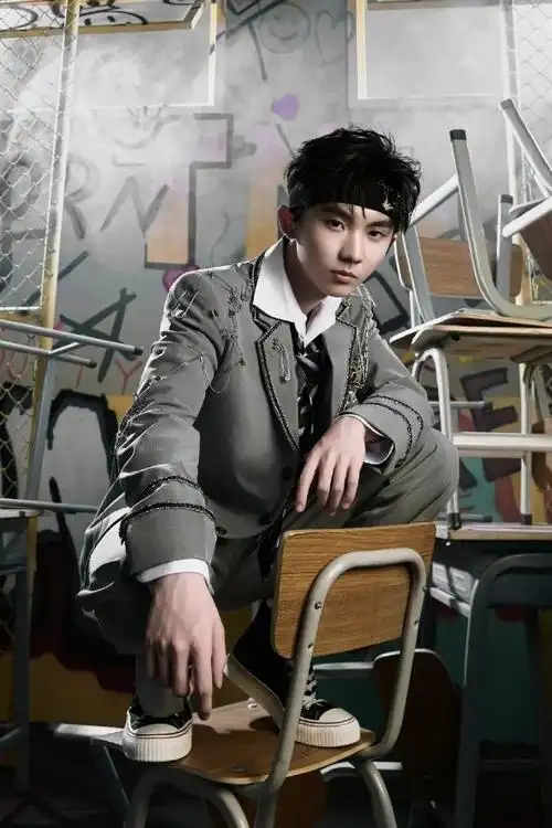 冷脸神态,这眼神的压迫感好强,看了好多他的照片,冷脸马嘉祺果然96