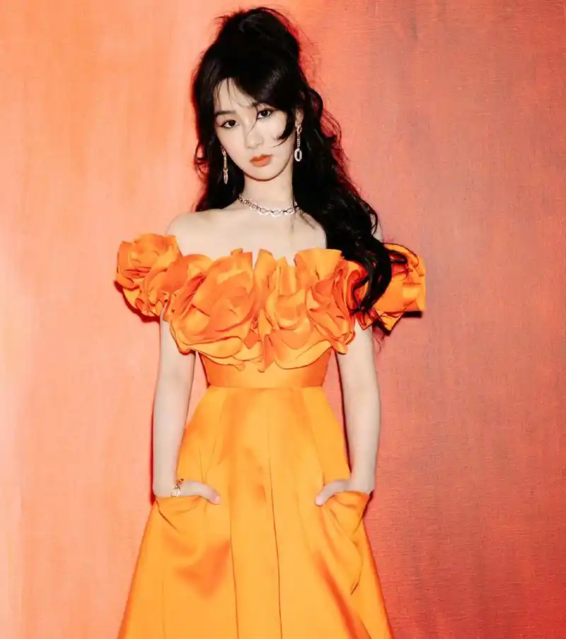 杨紫今晚芭莎晚会造型, 猫眼烟熏妆77卷发77橙色抹胸裙,真的又美