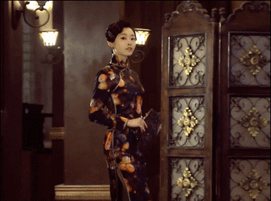 一直到2015年,宋轶凭借谍战剧《伪装者》中的配角于曼丽受到观众的