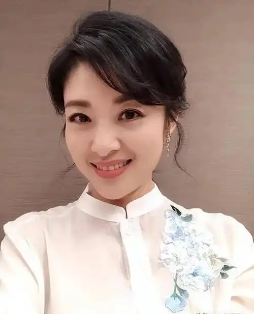 央视美女主持人周涛:二婚嫁大8岁亿万富商,辞职后成国企老总