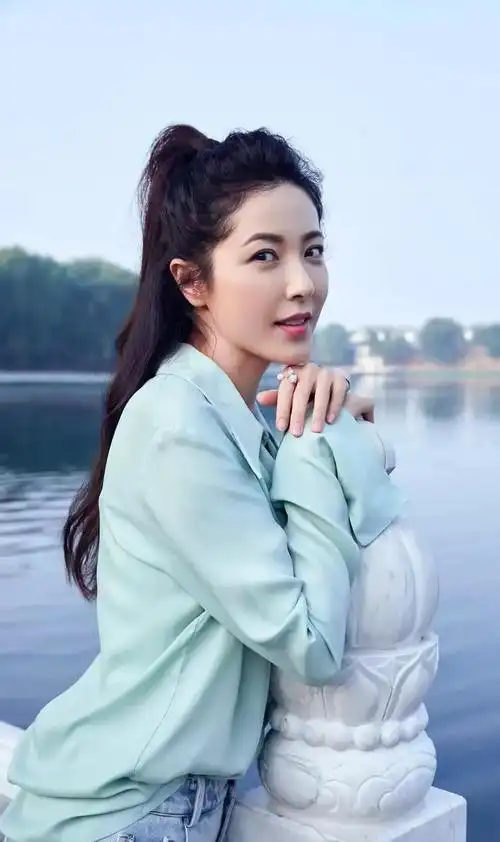 曾黎#极品身材美女 #性感女神 #气质优雅女人味|人体模特_网易订阅