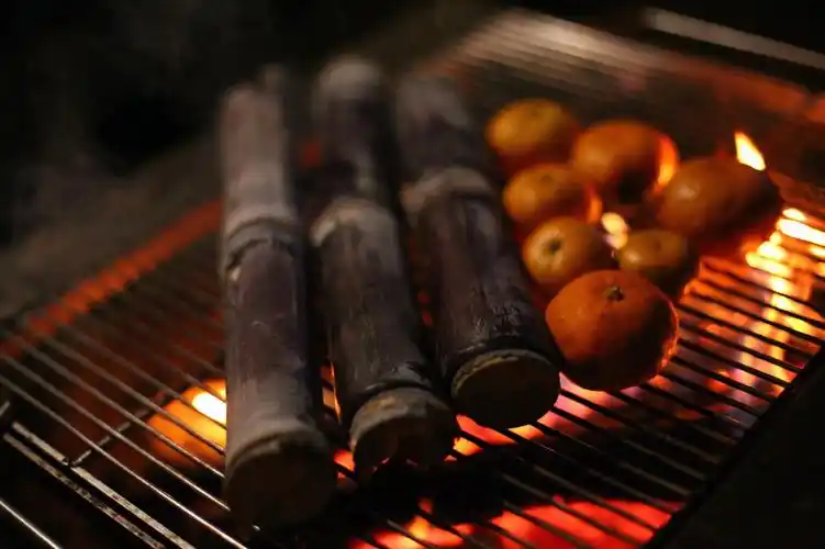 露营玩点啥不如试试烤甘蔗哈美味很赞