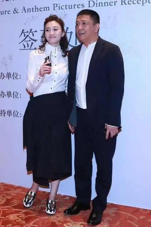 李小冉和富豪老公同框似隔辈!46岁的她嫩如少女,大6岁老公显老