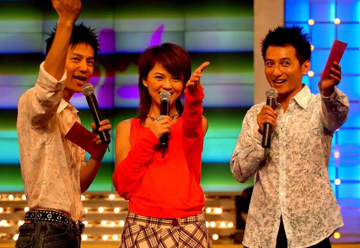 1997年,##快乐大本营# 李湘将何炅拉到墙角:"你怎么不在北京买房啊?