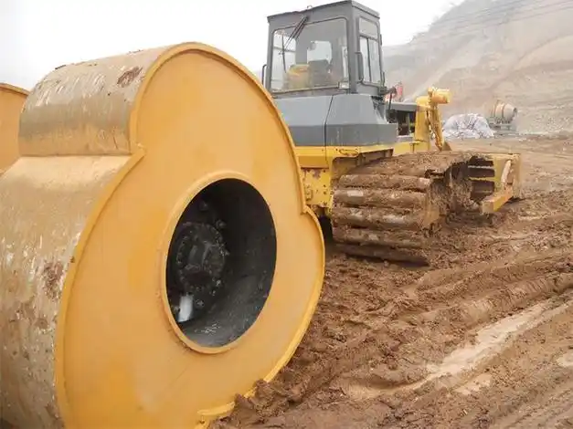 铲车拉的冲击碾压机的结构特点