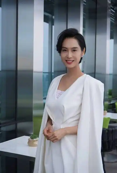 港风是朱茵最为拿手的风格,但如今已经近50岁的朱茵出现在荧幕上,风姿