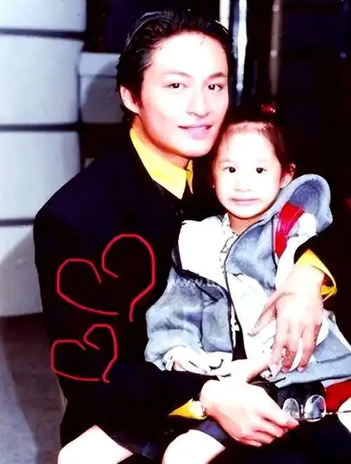 因为她的印象中,马景涛总是冷峻严肃,几乎没有笑容,只有在与他的爱犬