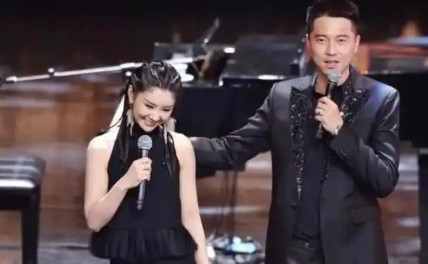 原来她是冯巩的女儿如今年近40的她仍像18岁