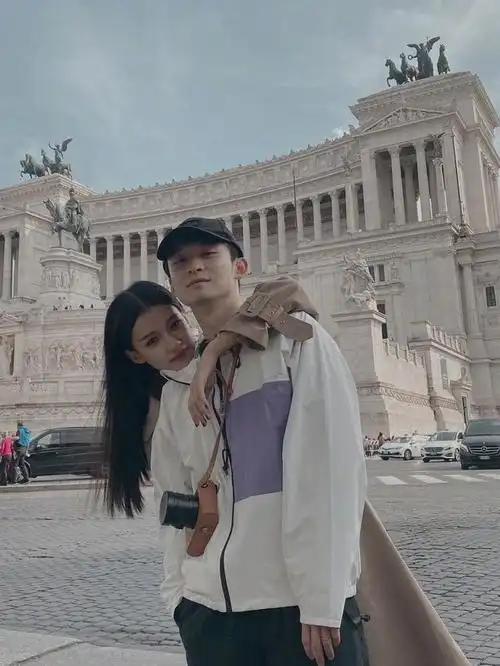 孙怡董子健现身机场分开走 董子健一家三口逛街