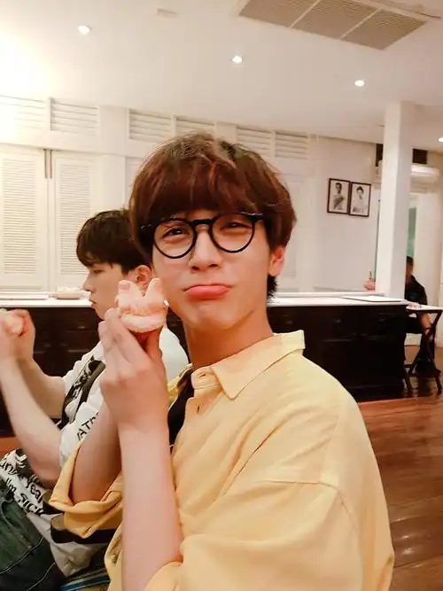 【金宰铉眼镜look】帅哥戴眼镜就是锦上添花