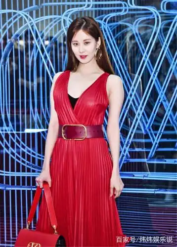 徐贤一改往日风格,一袭深v百褶红裙出席活动,越发有成熟女人味