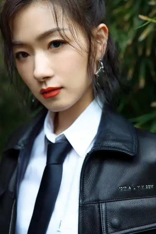 万茜酷黑皮衣性感写真图片