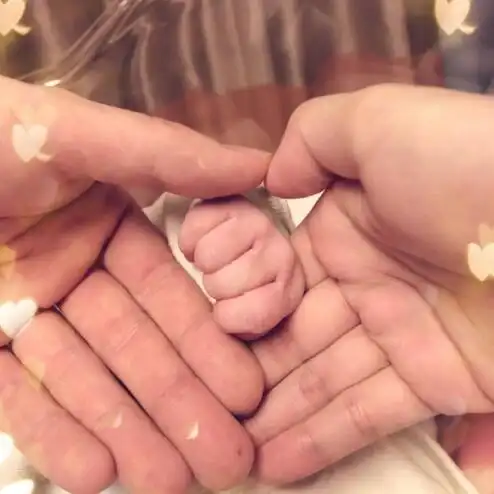 马龙一家三口的握手照