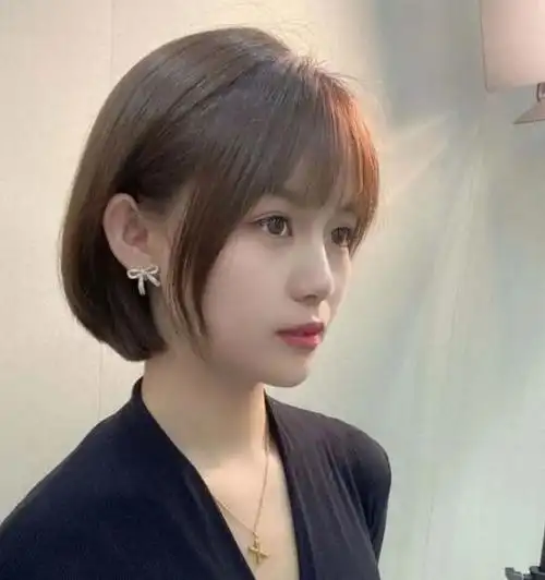 是发尾的长度刚好在锁骨位置的短发,非常适合不想把头发剪太短的女性