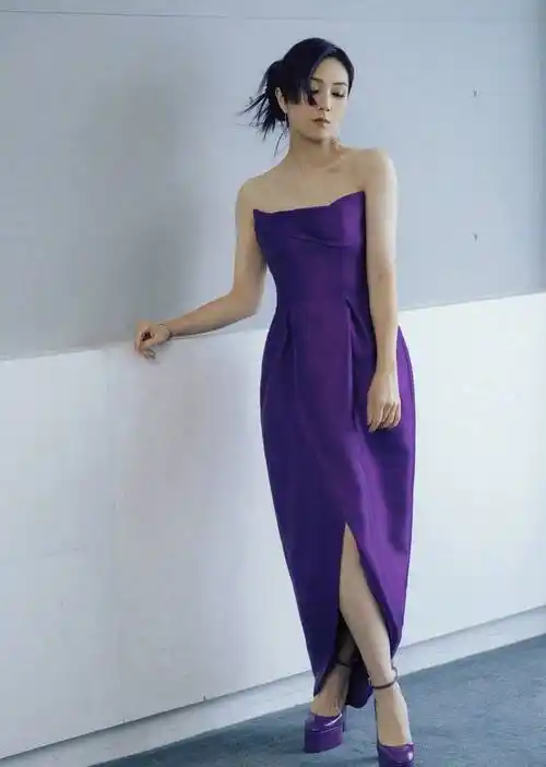 杨千嬅出席央视财经晚会 紫色抹胸造型温婉大气