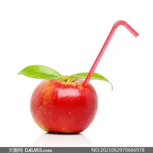 插个吸管的红苹果创意摄影高清图片