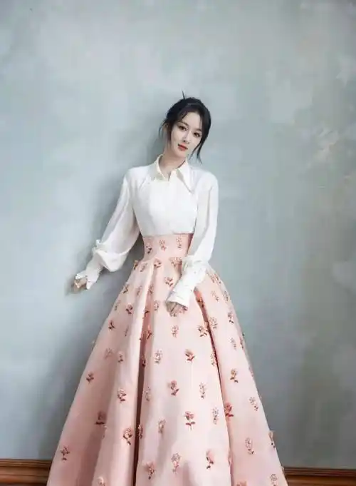 杨紫越来越大胆了,事业线霸气外露尽显性感,不愧是绯闻体质_形象_魅力