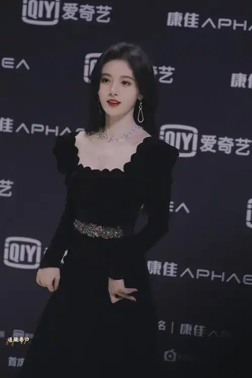 大家有存的让你觉得惊艳的女明星礼服图吗? - 知乎